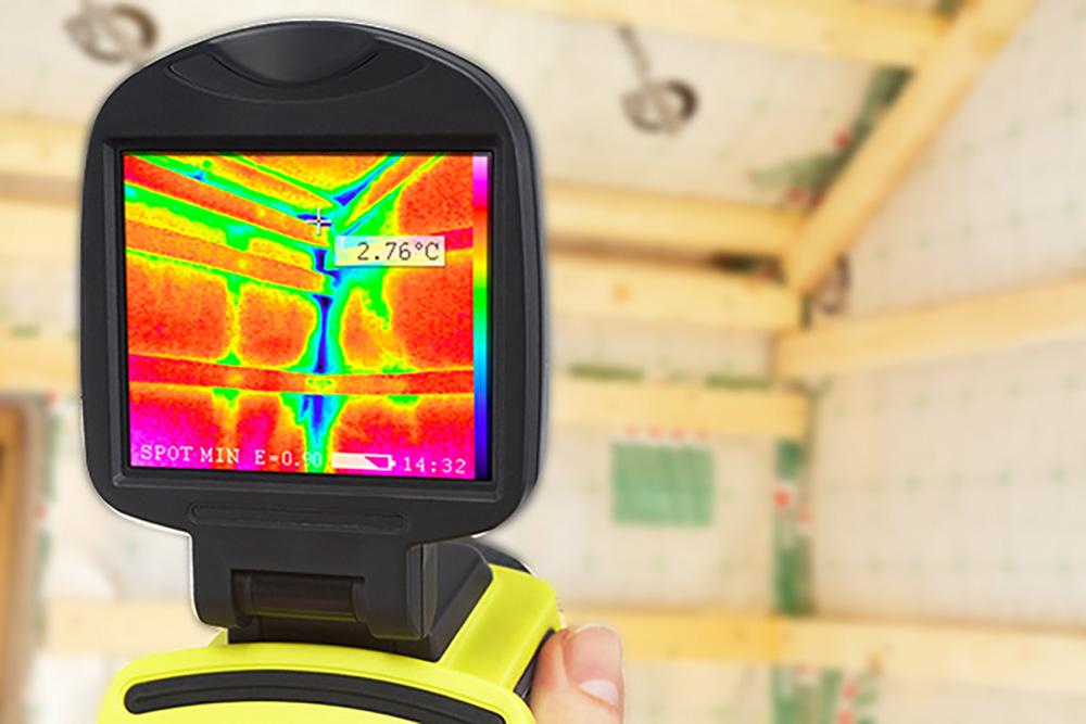 Utilisation d'une caméra à imagerie thermique pour détecter l'humidité dans  les toits d'immeubles commerciaux - IKO