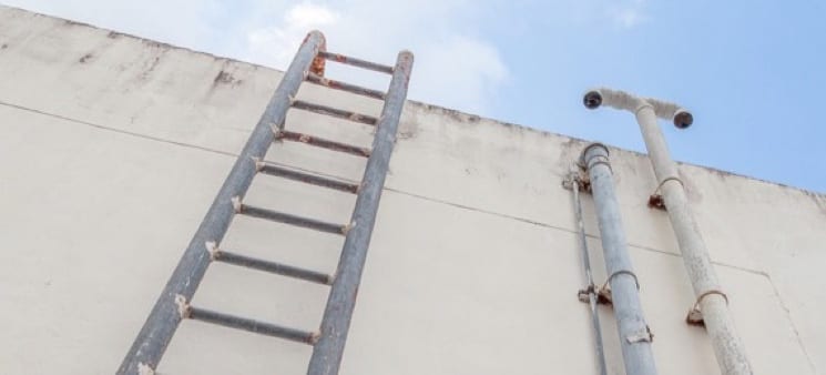 Cómo elegir una escalera para techos - Las mejores escaleras para trabajar  en los techos - IKO