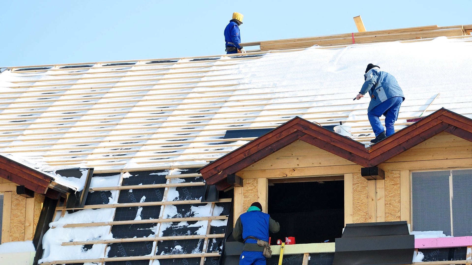 Cómo colocar tejas de estilo arquitectónico en los vértices de un techo -  IKO