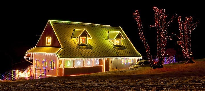 Cómo colgar luces navideñas en un pico de techo - IKO